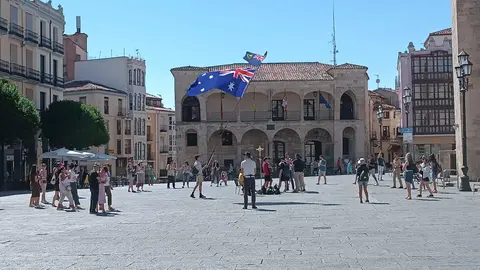 Bandera de Australia en la Plaza Mayor de Zamora
