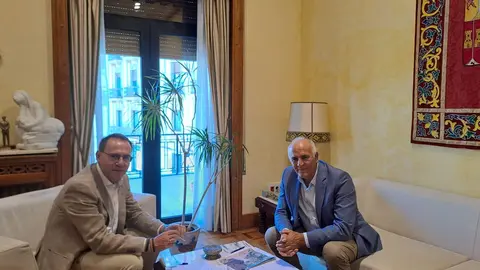 El subdelegado del Gobierno en Zamora, Ángel Blanco, y el alcalde de Castrogonzalo, Gonzalo García García