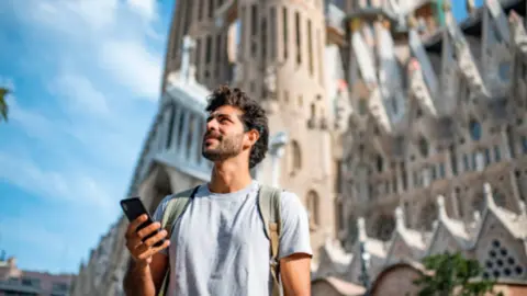 Turista en la Sagrada Familia de Gaudí