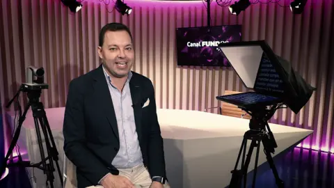 José María Viejo en el plató de Canal FUNDOS Fórum