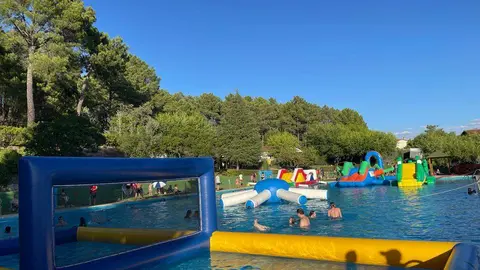 Fiesta piscina con hinchables. Imagen de archivo