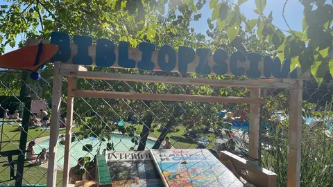 Bibliopiscina en una zona de ocio