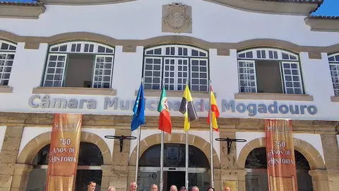 Acto firma de Reconocimiento de Fronteras entre los ayuntamiento de Fermoselle y Mogadouro. Fotografía: Ayuntamiento de Fermoselle