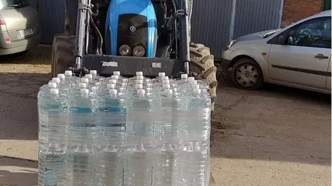 Reparto de garrafas de agua potable por la Diputaci&oacute;n de Zamora en un municipio de la provincia