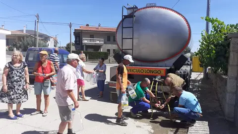 Vecinos recogen agua en sus garrafas