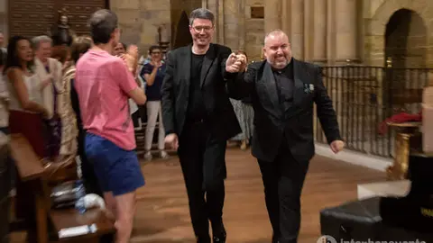 Luis Santana y Víctor Carbajo ovacionados la iglesia de Santa María la Mayor en Benavente