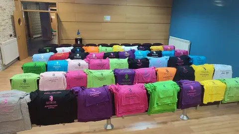 Reparto camisetas peñas fiestas de la Asunción en Villaralbo