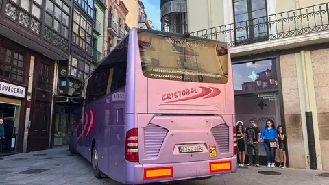 Autob&uacute;s de transporte de viajeros por el centro de Zamora