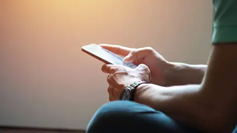 Persona usando su teléfono móvil (1)