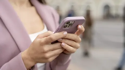 Persona usando su teléfono móvil (2)