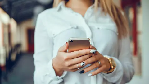 Persona usando su teléfono móvil (3)