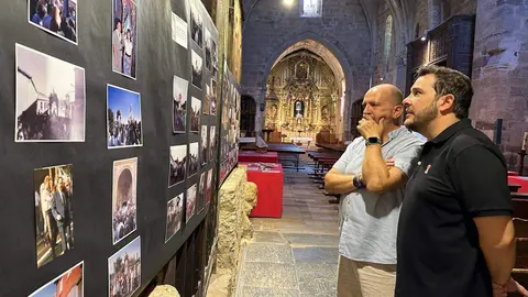El Presidente en funciones de la Diputación de Zamora, Víctor López de la Parte acompañado por el alcalde de la localidad, Ricardo Casas durante su visita a la exposición “La Hiniesta en la Calle”