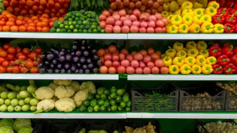 Sección frutas y verduras en un supermercado