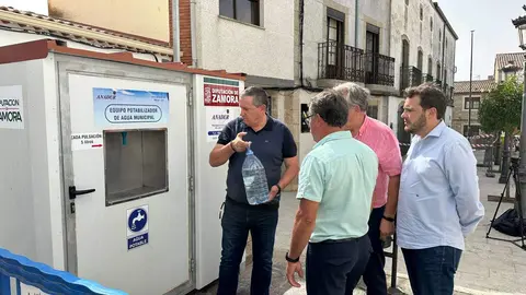 Javier Faúndez recogiendo agua de la potabilizadora