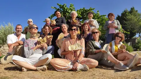 Nuria de Numa Cerámica, Mami Kato y los alumnos muestran las piezaz creadas con la técnica del Earth Pot. Fotografía: CEDIDA