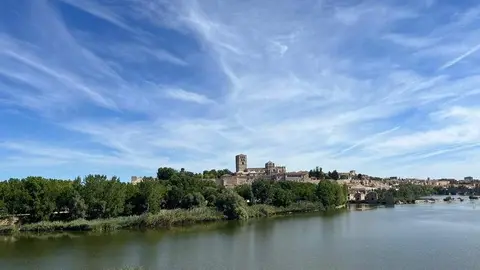 Día soleado con vistas a la Catedral de Zamora (3)