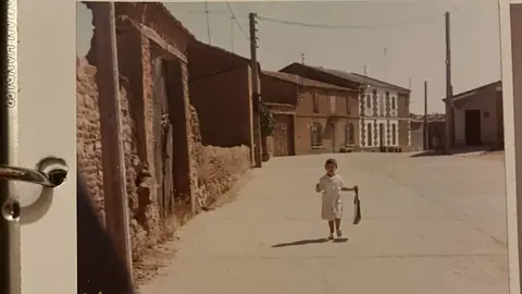 Cristina Casado primer día de cole en la escuela de San Cebrián de Castro