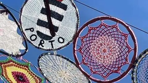Porto y sus 300 aros de ganchillo_10