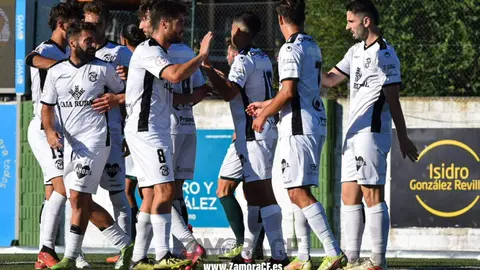 Celebración del primer tanto del Zamora ante el Guijuelo
