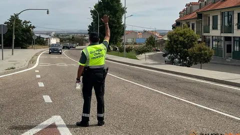Guardia de Trafico parando a un vehiculo
