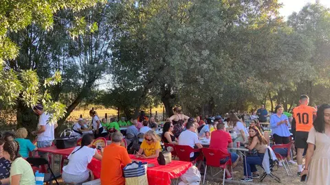 Comida fin de fiestas en Mayalde (3). imagen de archivo