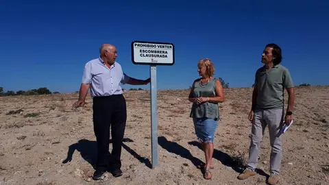 La delegada comprueba la restauración de una escombrera en Luelmo