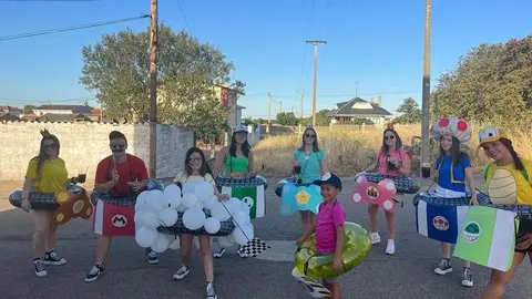 Santibáñez de Tera despide sus fiestas con un gran desfile de disfraces y cena popular