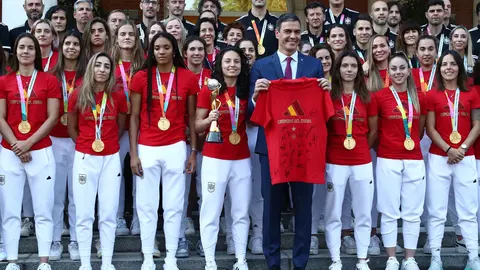 El presidente del Gobierno junto a las jugadoras de la selección femenina de fútbol vía La Moncloa