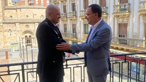 El subdelegado del Gobierno recibe al
Jefe Superior de Policía de Castilla y
León