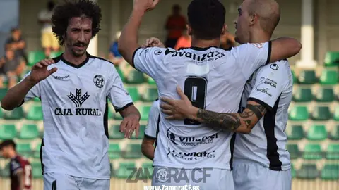 Celebración de uno de los goles de Kun ante la Segoviana. Imagen: Zamora Club de Fútbol