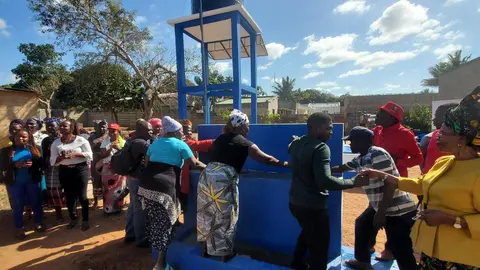 Populaçao de Micanhine consumindo agua apos inauguraçao do PSAA