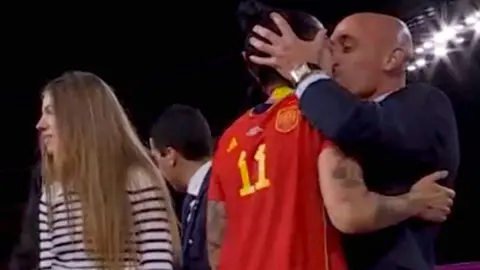 Beso Rubiales a Jennifer Hermoso vía RTVE