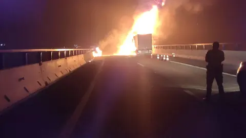 Camión ardiendo en la A-52