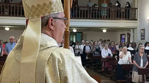 El obispo de Zamora, Fernando Valera, en la eucaristía en honor a La congregación de las Hermanitas de los Ancianos Desamparados celebran medio siglo de vida y dedicación. Fotografía: Diócesis de Zamora