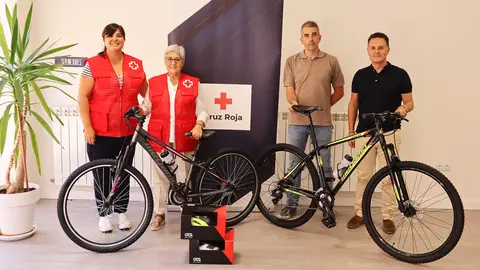 Momento de la entrega de bicicletas a Cruz Roja en Zamora