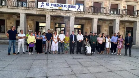 Minuto de silencio por el último caso de violencia de género a las puertas de la Sulbedelagción de Zamora