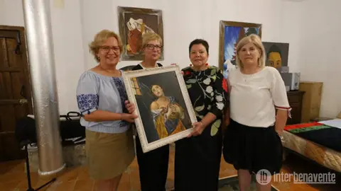 Angélica López dona dos cuadros vía Interbenavente.es