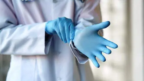 Profesional sanitario colocándose unos guantes