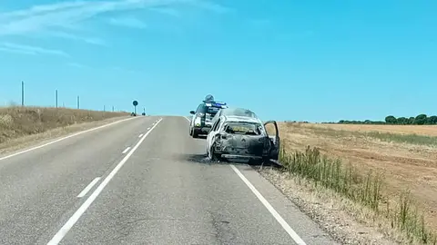 coche ardiendo en carretera