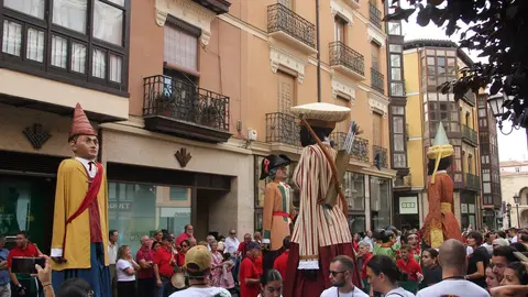 Los Gigantes y Gigantillas de la Ciudad de Zamora pasean por el centro de la ciudad dentro del Festival de Folklore Zamora 2023_40 - copia