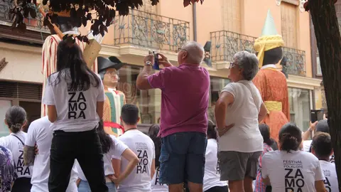 Los Gigantes y Gigantillas de la Ciudad de Zamora pasean por el centro de la ciudad dentro del Festival de Folklore Zamora 2023_39 - copia