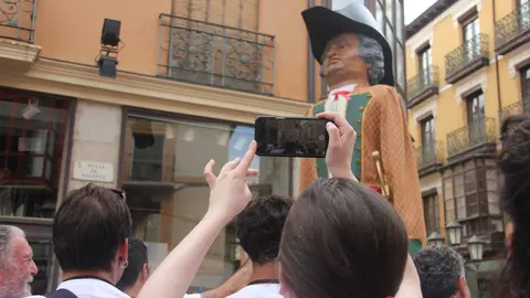 Los Gigantes y Gigantillas de la Ciudad de Zamora pasean por el centro de la ciudad dentro del Festival de Folklore Zamora 2023_38 - copia