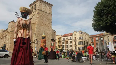 Los Gigantes y Gigantillas de la Ciudad de Zamora pasean por el centro de la ciudad dentro del Festival de Folklore Zamora 2023_29 - copia