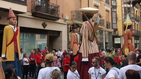 Los Gigantes y Gigantillas de la Ciudad de Zamora pasean por el centro de la ciudad dentro del Festival de Folklore Zamora 2023_40 - copia
