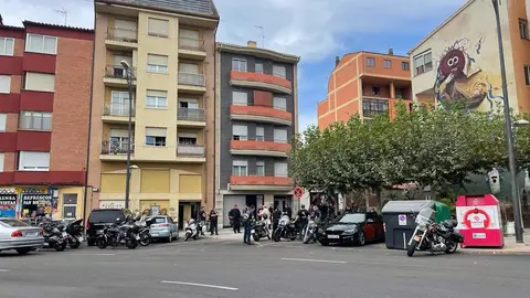 Moteros concentrados a las puertas del numancia a la salida de la concentración La trampa