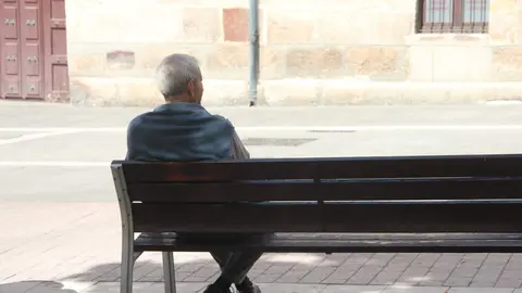Jubilado zamorano sentado en un banco en el centro de la ciudad