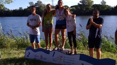 Ariadna Fernández en el podio con la medalla de bronce