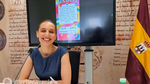 La Concejala de Ferias de Benavente, Sara Casquero, durante la presentación del festival Benafest