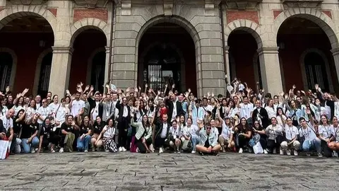 Los grupos populares participantes en el FIF Zamora durante el recibimiento del Ayuntamiento de Zamora