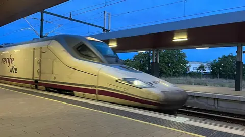 Tren Renfe en la estación de Zamora